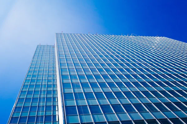 Kancelářské budovy. moderní skleněné siluety mrakodrapů — Stock fotografie