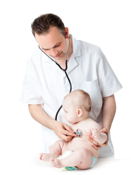 Beyaz zemin üzerinde bir bebekle doktor — Stok fotoğraf
