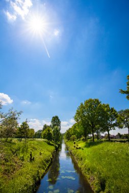 parlak mavi gökyüzü ile yaz Nehri.