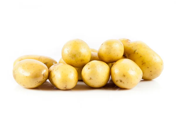 Verse aardappelen op een witte achtergrond. — Stockfoto