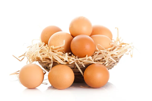 Huevos marrones en la cesta en blanco. — Foto de Stock