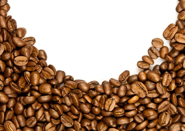Kaffeerand. Braune Kaffeebohnen isoliert auf weißem Hintergrund. — Stockfoto