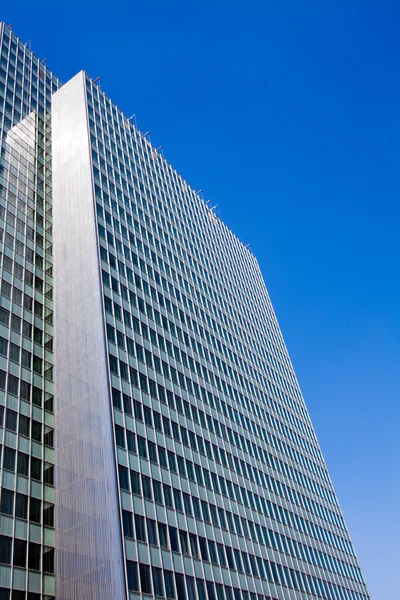 Edificios de oficinas. siluetas de cristal modernas de rascacielos —  Fotos de Stock