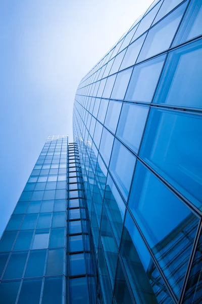Edifícios de escritórios. silhuetas de vidro modernas de arranha-céus — Fotografia de Stock