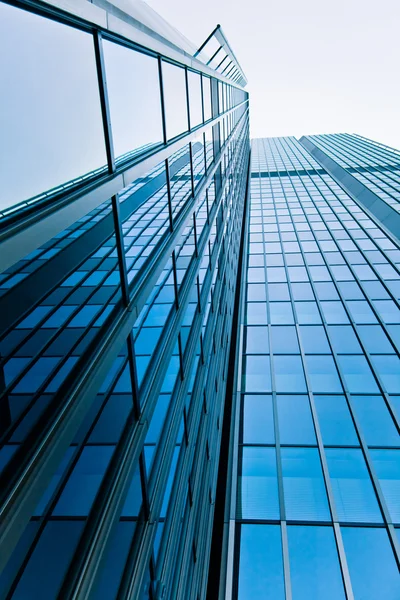 Moderne Glassilhouetten von Wolkenkratzern. Geschäftsgebäude — Stockfoto