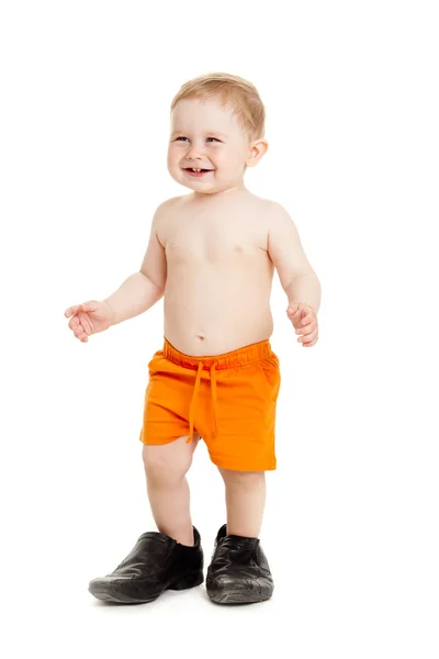 Niño pequeño en los zapatos grandes Aislado en blanco —  Fotos de Stock