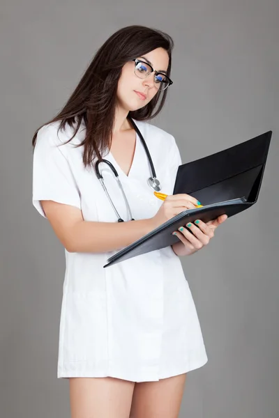 Doctora con estetoscopio. Una doctora con una — Foto de Stock