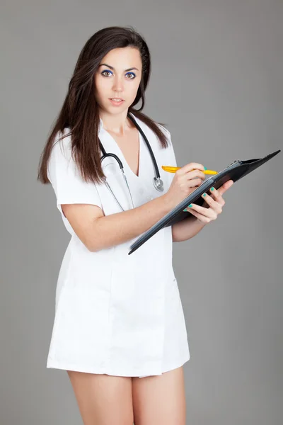 Médico mulher com estetoscópio. Uma médica com um — Fotografia de Stock