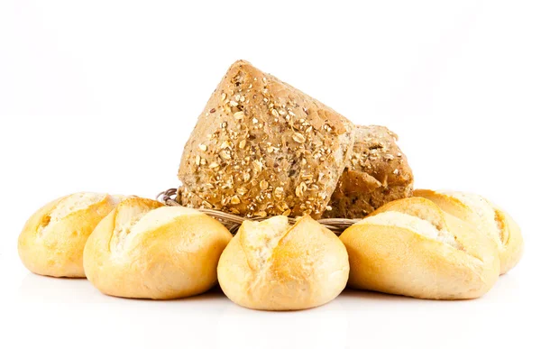 Хліб на білому тлі. смачні булочки ізольовані на білому — стокове фото