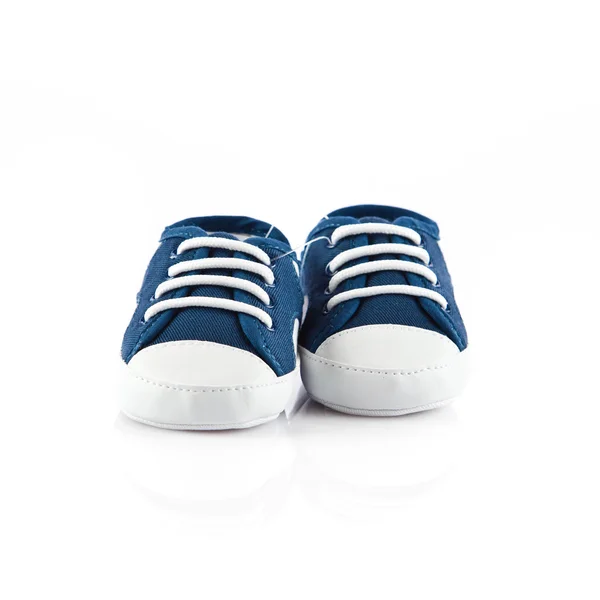 Chaussures de bébé bleues isolées sur fond blanc — Photo