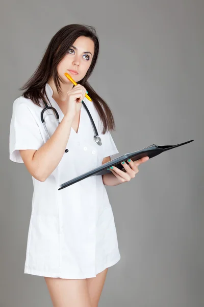Läkare kvinna med stetoskop. en kvinnlig läkare med en — Stockfoto