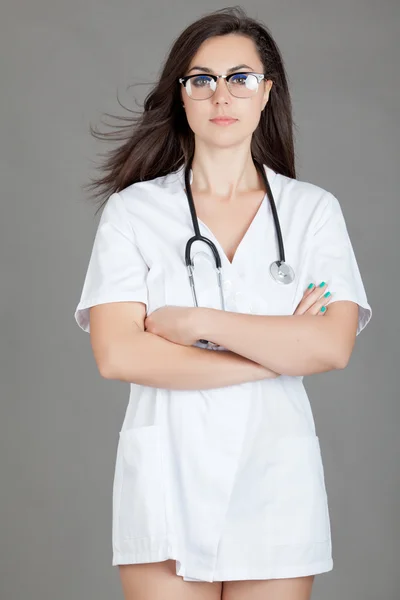 Retrato de uma médica amigável. feliz jovem sorrindo femal — Fotografia de Stock