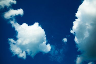 Açık mavi gökyüzü ve bulutlar. mavi gökyüzünde beyaz bulutlar