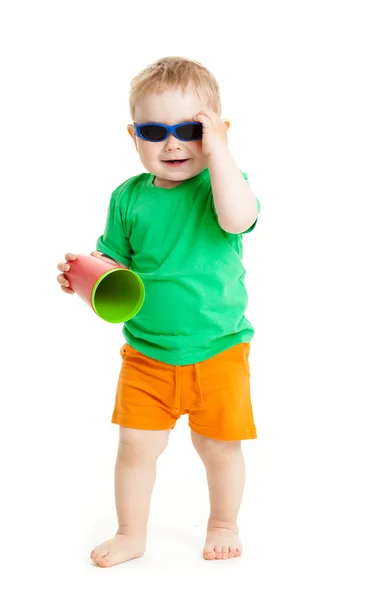 Retrato de niño divertido con gafas de sol contra un backgro blanco — Foto de Stock