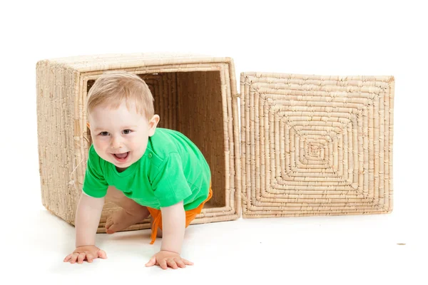 Malý chlapec uvnitř krabice na bílém pozadí — Stock fotografie