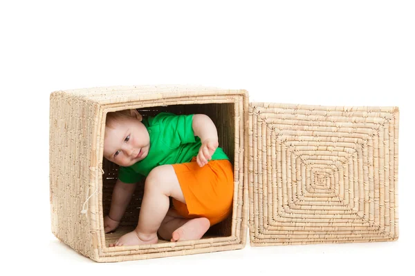 Kleiner Junge in einer Schachtel auf weißem Hintergrund — Stockfoto