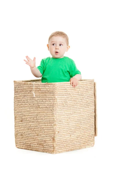 Niño pequeño dentro de una caja sobre un fondo blanco — Foto de Stock