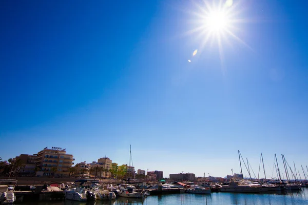 Bateaux dans le port. Bateaux arc dans la marina — Photo