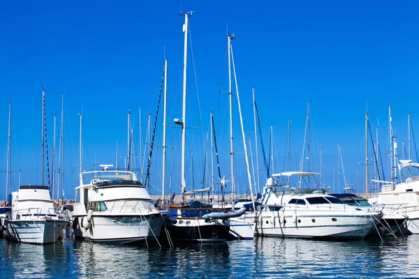 Boten in haven. boten boog in marina — Stockfoto