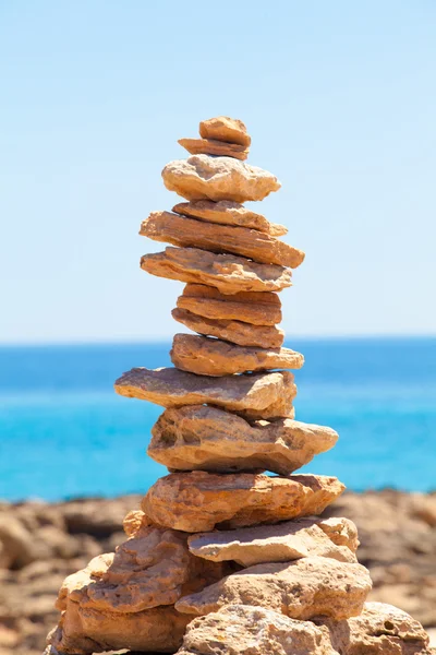 Zrównoważony kamienie, Kamyczki stosy przeciw błękitne morze. — Zdjęcie stockowe