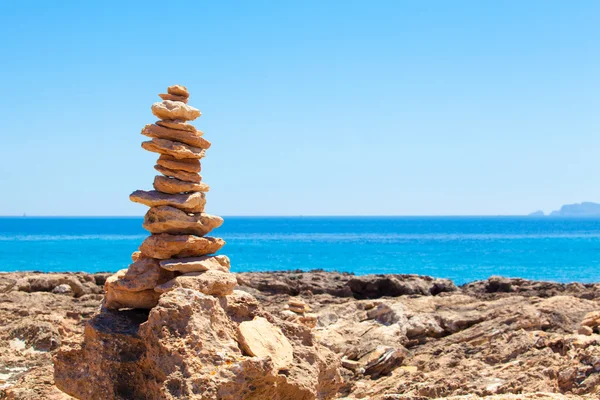 Balanced stones, pebbles stacks against blue sea. — Stock Photo, Image