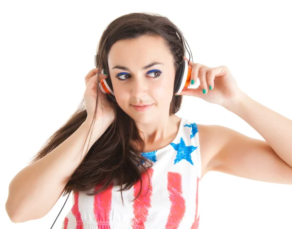 Junge Frau mit Kopfhörern. Mädchen hört Musik im Kopfhörer — Stockfoto