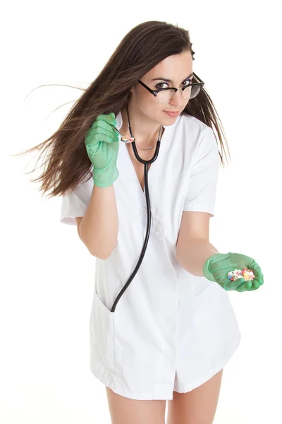 Doctora con pastillas en la mano. Médico femenino sosteniendo muchos pil — Foto de Stock