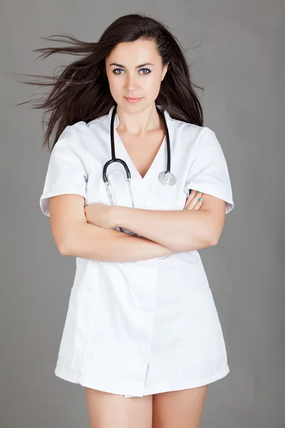 Portrét přátelské ženského lékaře. šťastný mladý, usměvavý femal — Stock fotografie