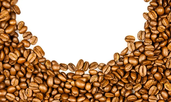 Kaffeerand. Braune Kaffeebohnen isoliert auf weißem Hintergrund. — Stockfoto