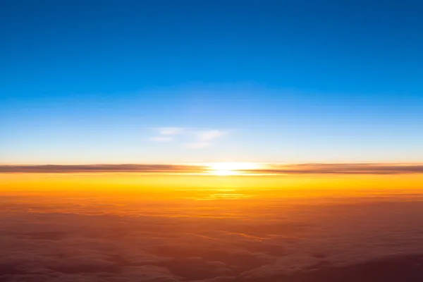 dramatik günbatımı. günbatımı uçak Rüzgar gelen bulutların üstünde görüntüle