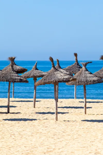 Stranden landskap med parasoll — Stockfoto