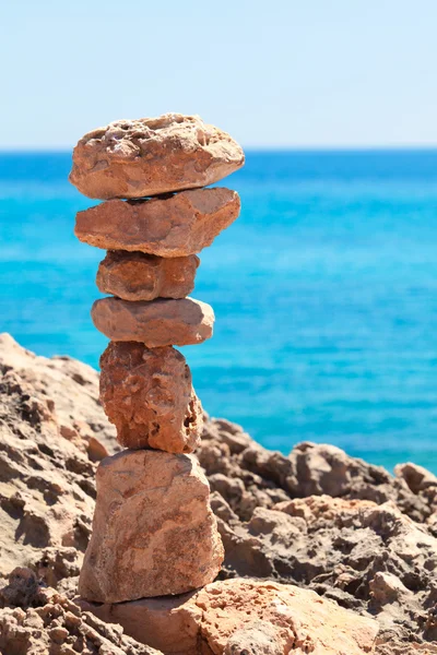 Balanced stones, pebbles stacks against blue sea. — Stock Photo, Image