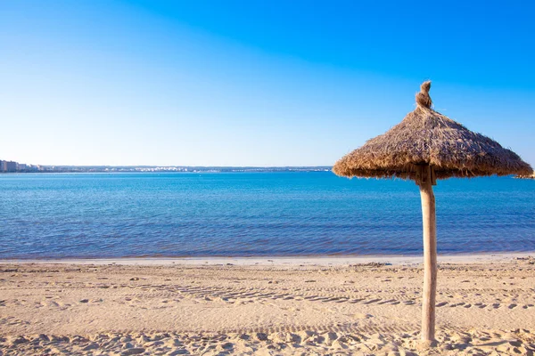 Strandlandschaft mit Sonnenschirm — Stockfoto
