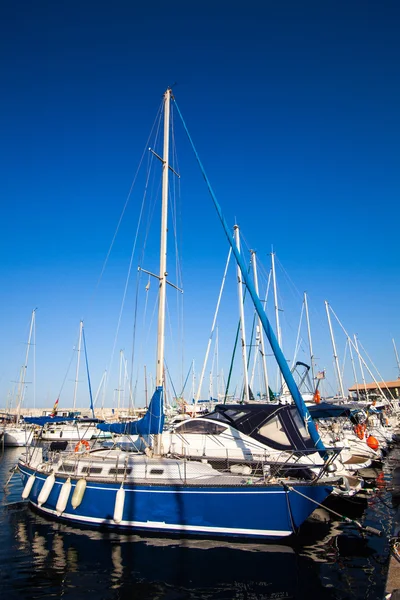 Barcos no porto. Barcos arco na marina — Fotografia de Stock