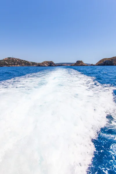 Les vagues d'un bateau à grande vitesse. voie navigable. Voyage en mer — Photo