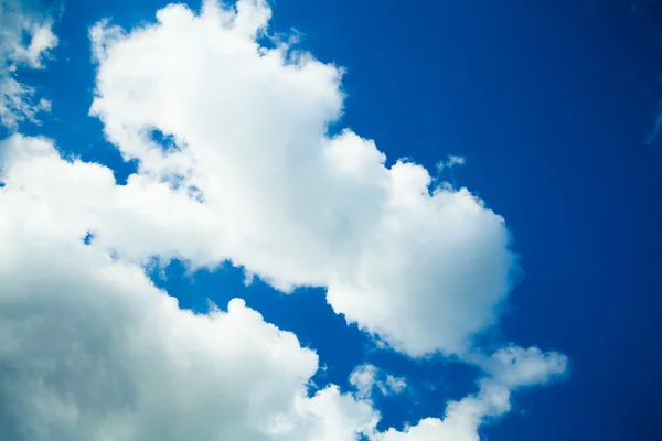Wolken und blauer Himmel. weiße Wolken am blauen Himmel — Stockfoto