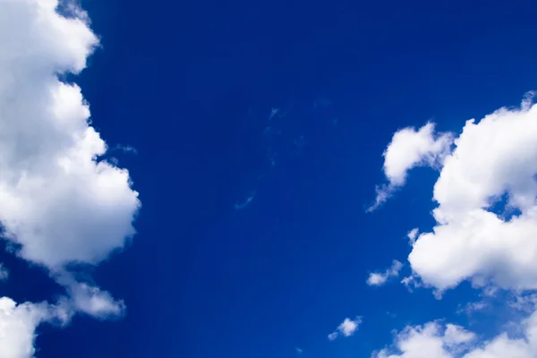 Хмари і чисте блакитне небо. Білі хмари в блакитному небі — стокове фото
