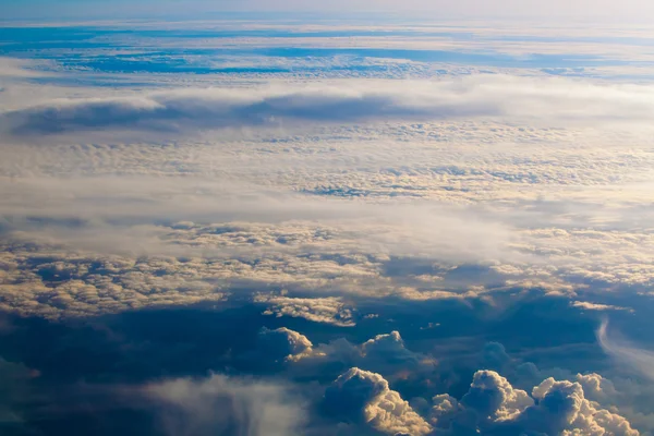 Lucht en wolken. Vliegtuigweergave vanuit het raam. — Stockfoto