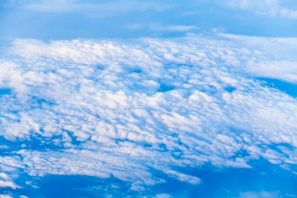 Céu e nuvens. Vista de avião da janela. — Fotografia de Stock