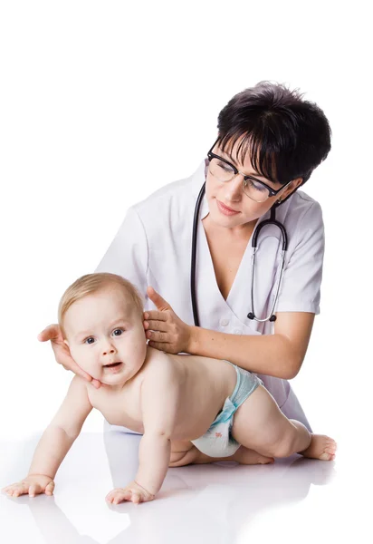 Schöne Ärztin und Baby auf weißem Hintergrund Stockbild