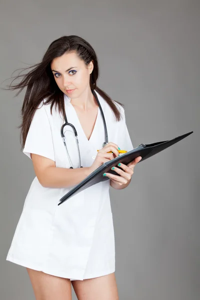 Médico mulher com estetoscópio. Uma médica com um — Fotografia de Stock