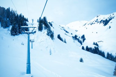 sandalye ile teleferik. kayak dağ tepesine Kaldır
