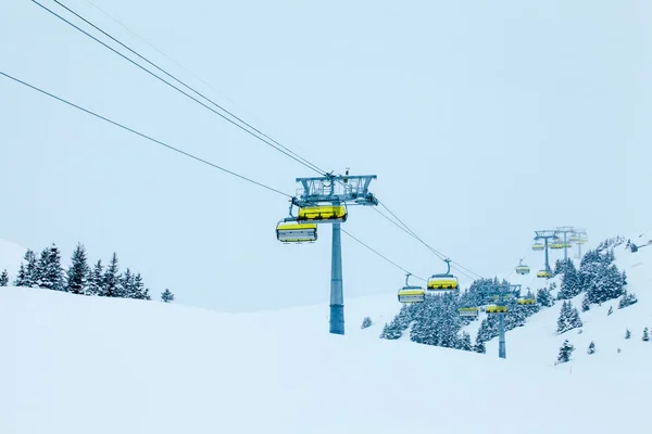 Лыжный подъемник со стульями. Подъем на вершину горы на лыжах — стоковое фото