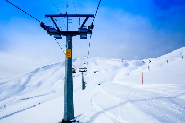 Ski lift with chairs. Lift to the top of the mountain at ski re — Stock Photo, Image