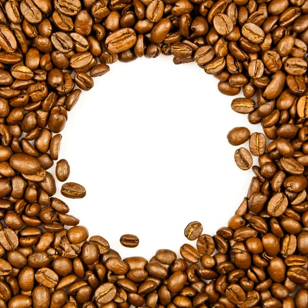 Rahmen aus gerösteten Kaffeebohnen vor weißem Hintergrund. — Stockfoto