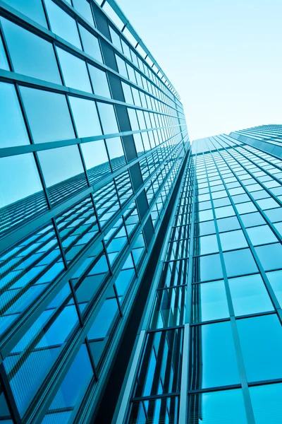 Kontorsbyggnader. moderna glasvägg av skyskrapa — Stockfoto