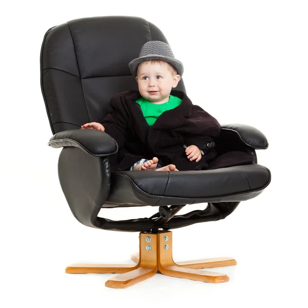 Bébé garçon assis dans une chaise de bureau isolé sur fond blanc — Photo