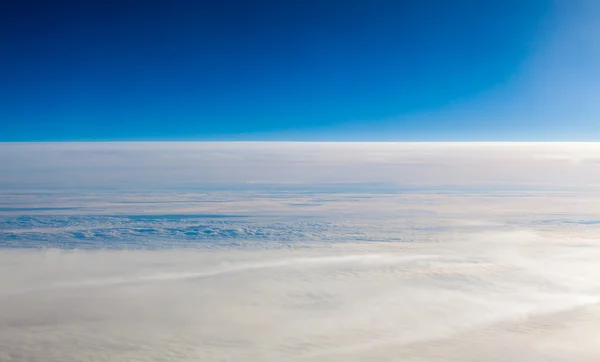 Wolken. vliegtuig uitzicht uit het raam. — Stockfoto