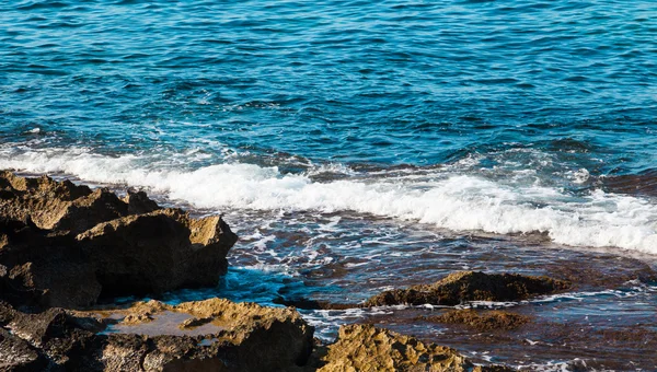 Mar azul con olas — Foto de Stock