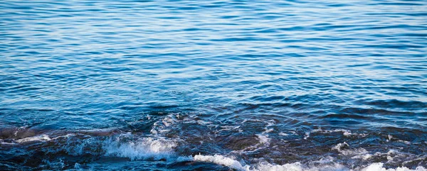 Γαλάζια θάλασσα με κύματα — Φωτογραφία Αρχείου